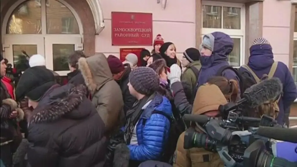 Nawalny wychodzi z sądu