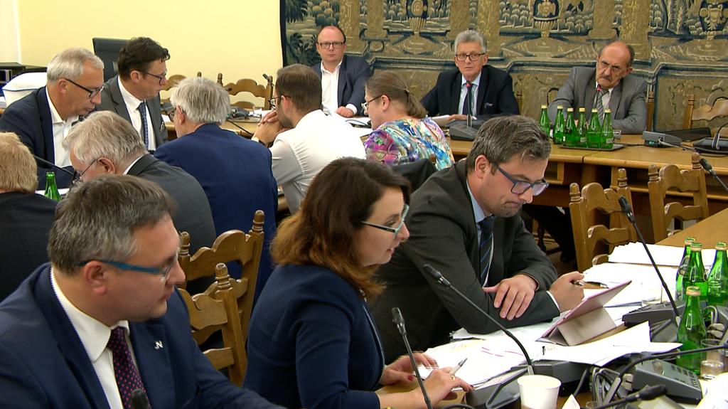 "Nie rób tu chlewu". Burzliwe obrady komisji 