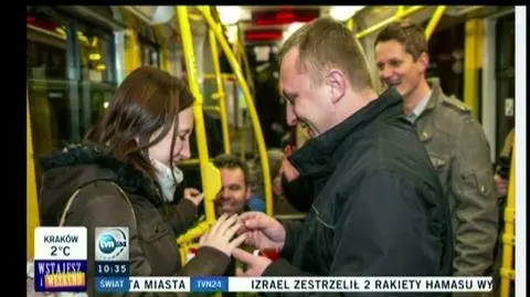 Nietypowe zaręczyny w tramwaju