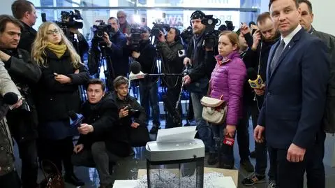 Niszczarka i ciupaga. Sztab PiS uderza w Komorowskiego