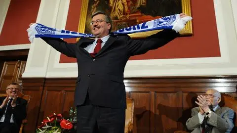 Nowy szalik Komorowskiego