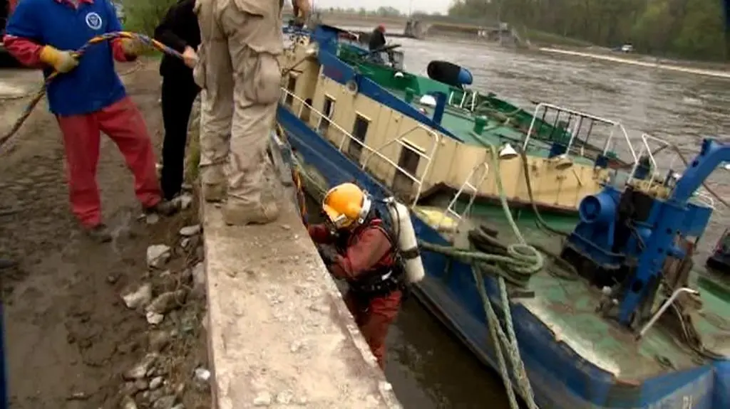 Nurek zszedł pod wodę i sprawdza dno pchacza 