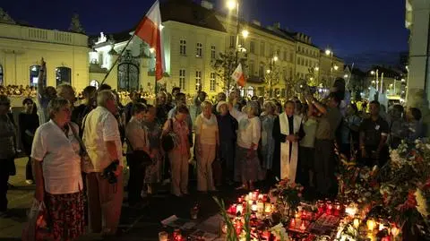 Obrońcy krzyża: Wyjdziemy do manifestujących z kwiatami