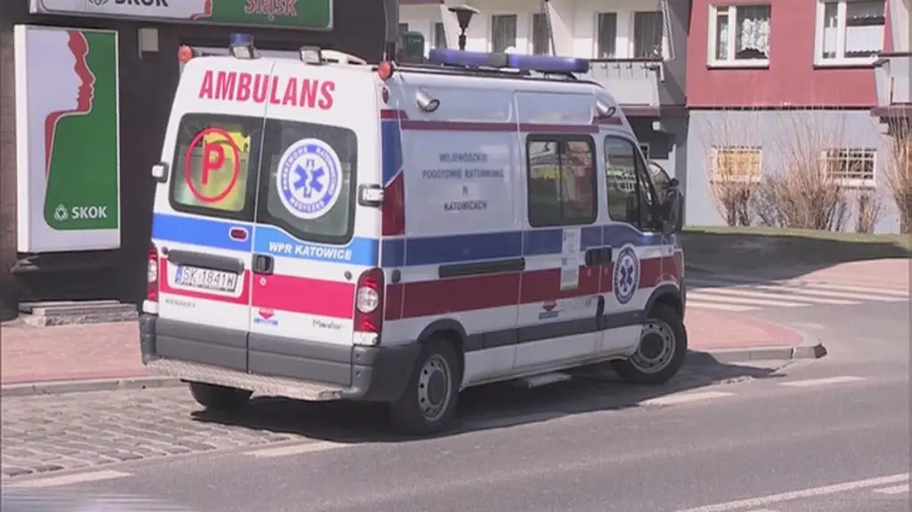 Obrzucili kamieniami karetkę, która ją wiozła. Urodziła zdrową córeczkę