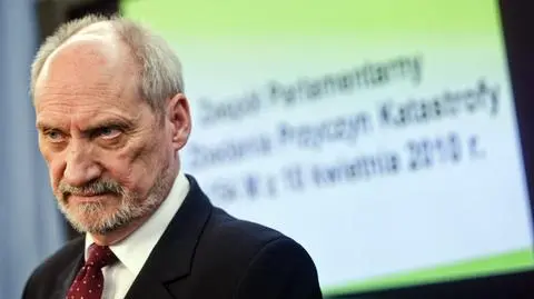 Od wycieków z silnika po dwa wybuchy. Tak zmieniały się teorie Macierewicza