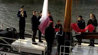 Ogromna bandera na żaglowcu harcerzy