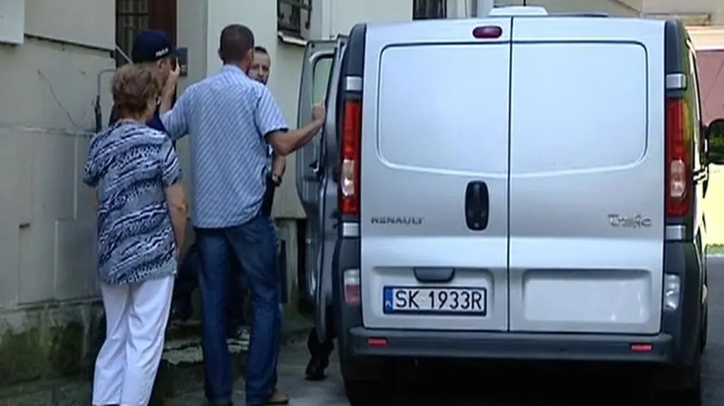 Ojciec chłopca wchodzi do prokuratury