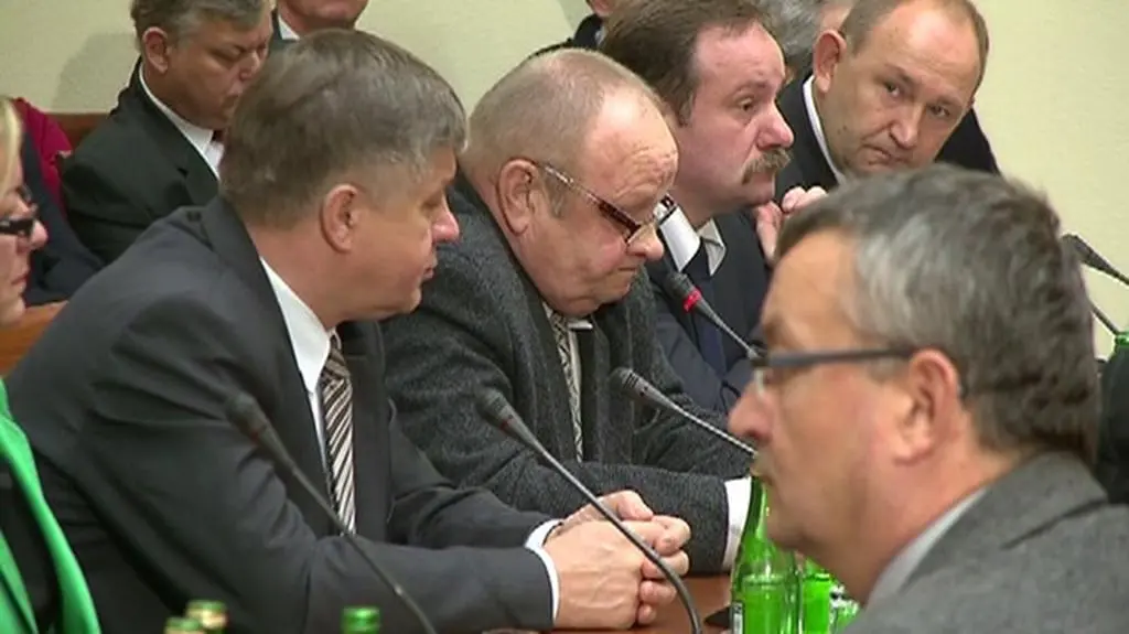 Ojciec kpt. Artura Ziętka na obradach komisji