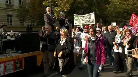 Okrzyki, gwizdki, wuwuzele na manifestacji pielęgniarek