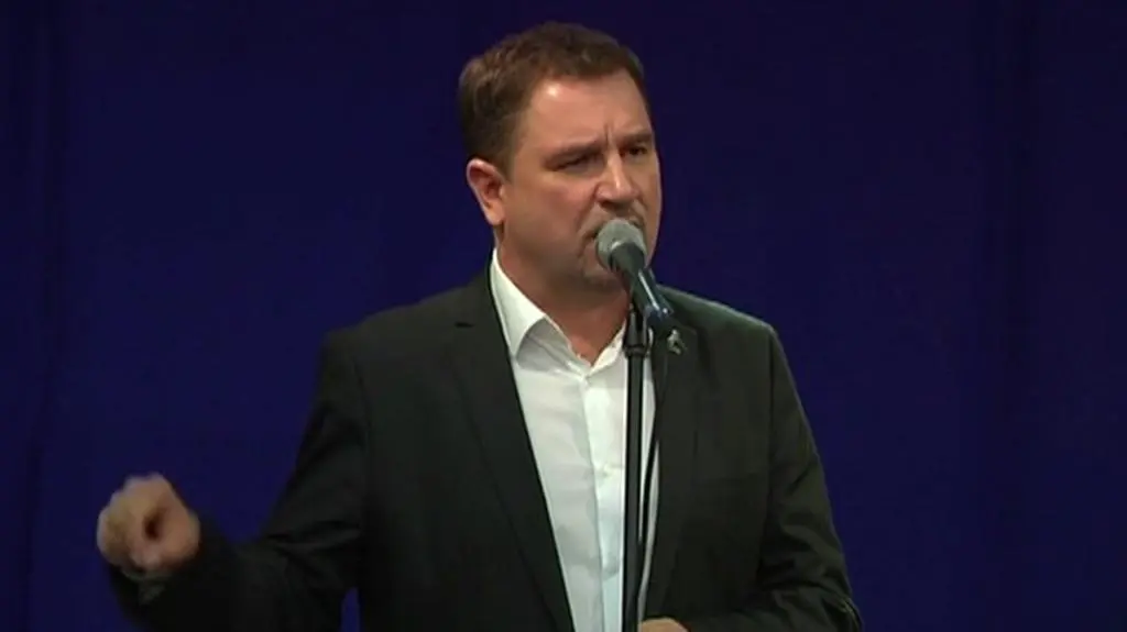 Okrzyki "hańba" na Placu Zamkowym