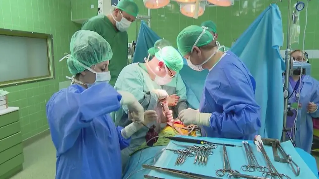 Opowieść o trudnej drodze, jaką przechodzą chorzy na raka. Reportaż Wojciecha Bojanowskiego