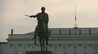 Opuszczona flaga. Świt nad Pałacem Prezydenckim