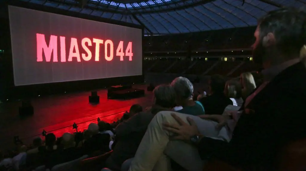 Owacja dla powstańców warszawskich przed pokazem filmu