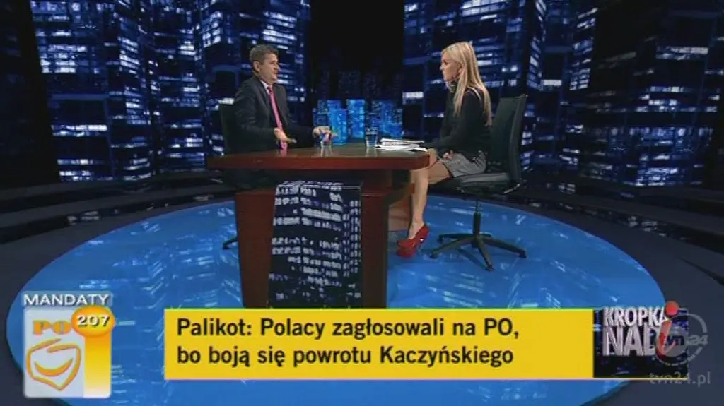 Palikot wchodzi do Sejmu i "zdejmuje krzyż"