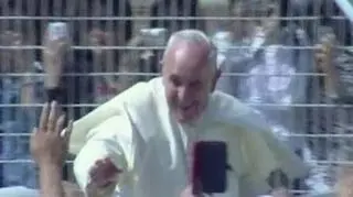 Papież Franciszek pozdrawia wiernych