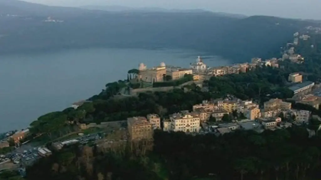 Papież przybył do Castel Gandolfo. Tłumy wiernych przed rezydencją