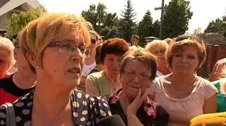 Parafianie stoją murem za swoim księdzem