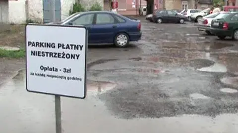 Parking? Błoto i dziury, ale płacić trzeba