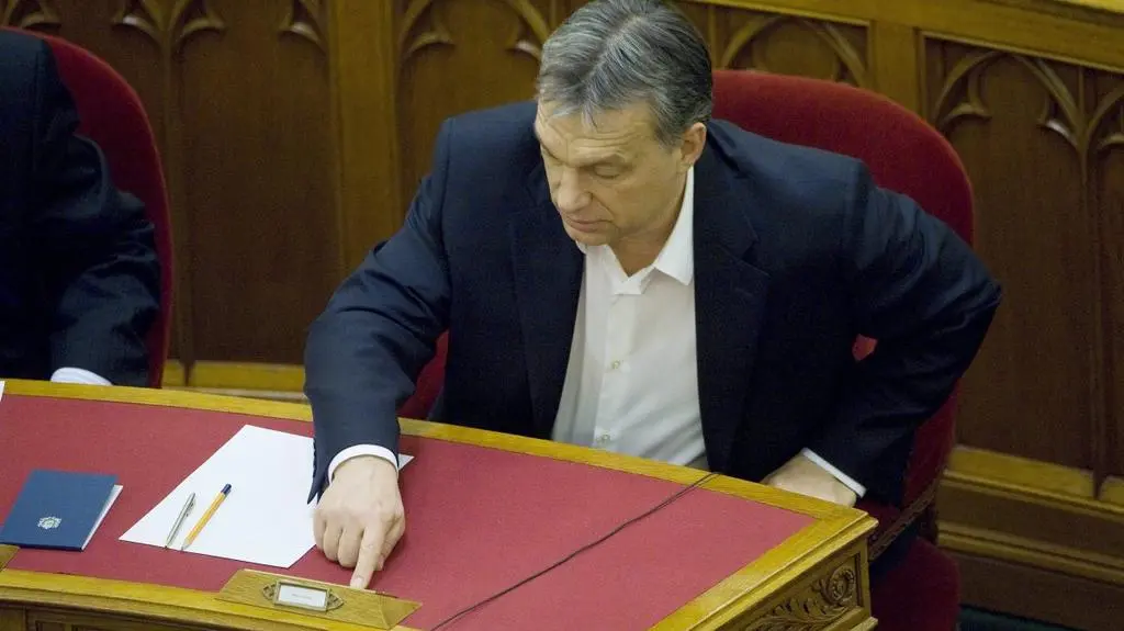Partia Orbana zmieniła konstytucję. Opozycja bojkotuje, Bruksela zaniepokojona