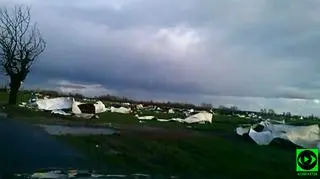 Pas zniszczeń po przejściu trąby powietrznej w Olszewie
