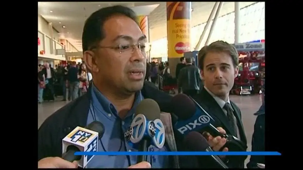 Pasażerowie samolotu linii Emirates eskortowani przez myśliwce