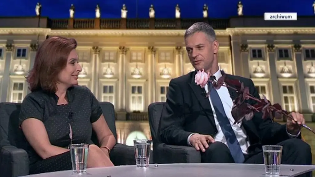 Paweł Poncyljusz wręcza różę Małgorzacie Kidawie-Błońskiej (mat. archiwalny z 2010 roku)