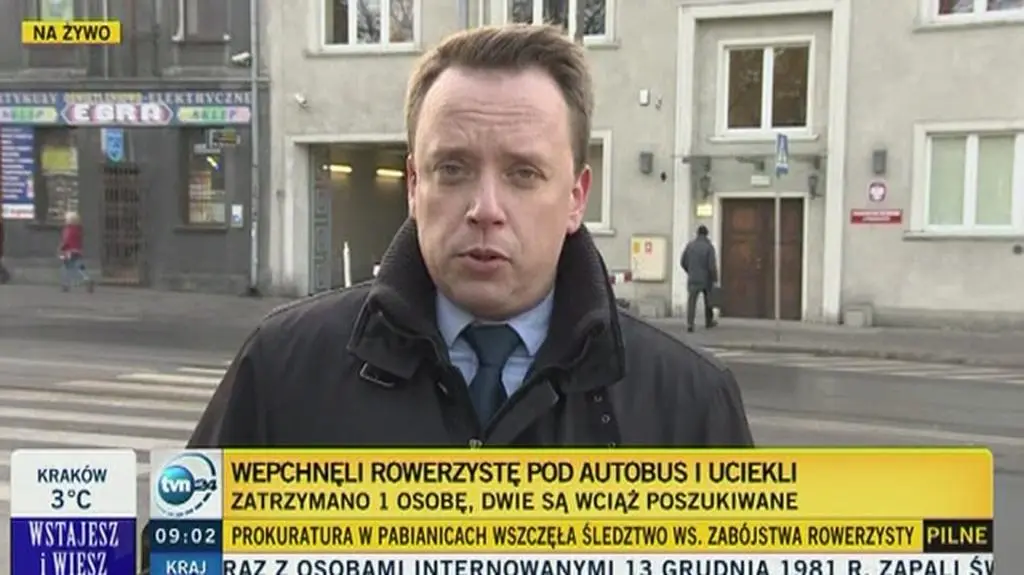 Pchnęli rowerzystę na autobus, jedna osoba zatrzymana