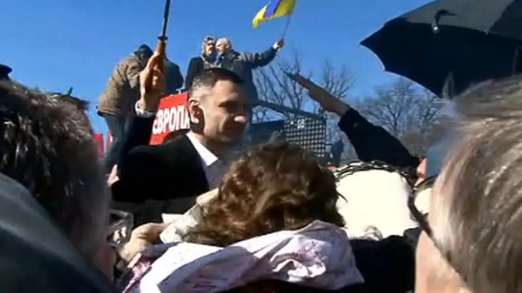 Petardą i jajkiem w Kliczkę. Potem "Heil Hitler"