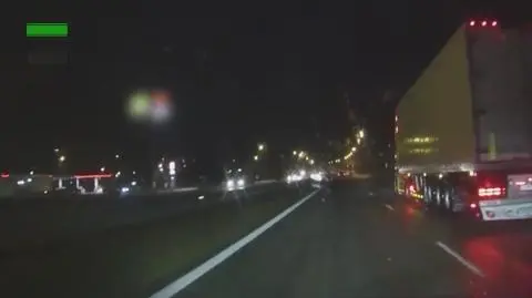 Piechotą, przez środek autostrady