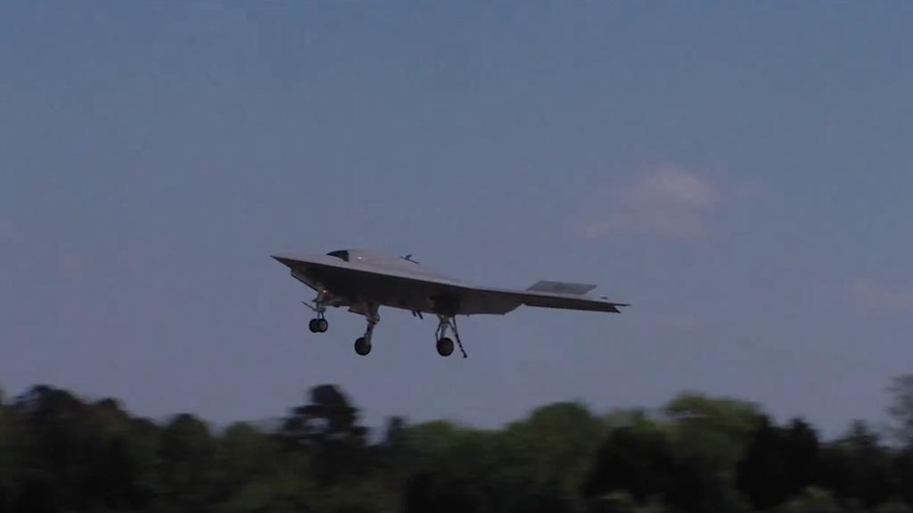 Pierwsze udane lądowanie robota na udawanym lotniskowcu