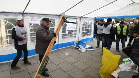 Pierwszy namiot stanął przed KPRM. Relacja reportera TVN24 