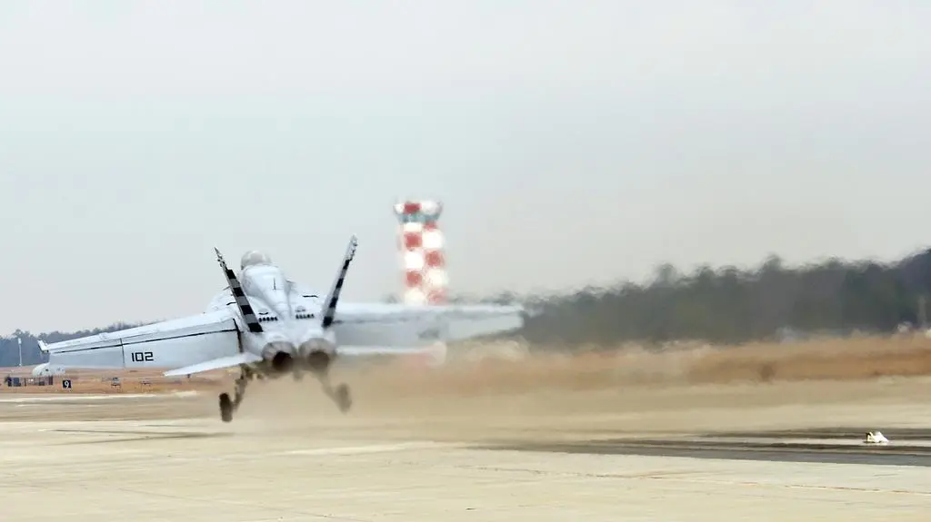 Pierwszy samolot wystrzelony w powietrze przez prąd