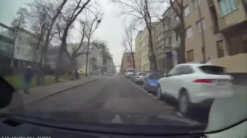 Pieszy wybiegł przed maskę auta