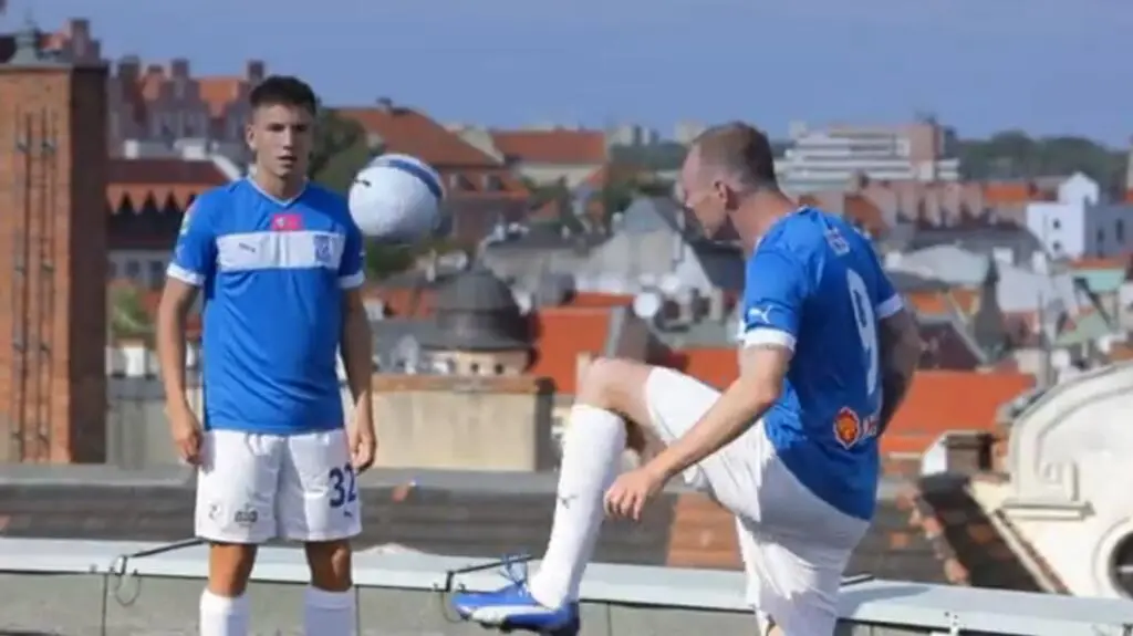 Piłkarze na dachu Kupca Poznańskiego 