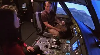 Pilot airbusa pokazuje, jak zablokować wejście do kokpitu