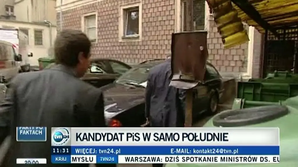Piotr Gliński wchodzi do centrum prasowego na Foksal