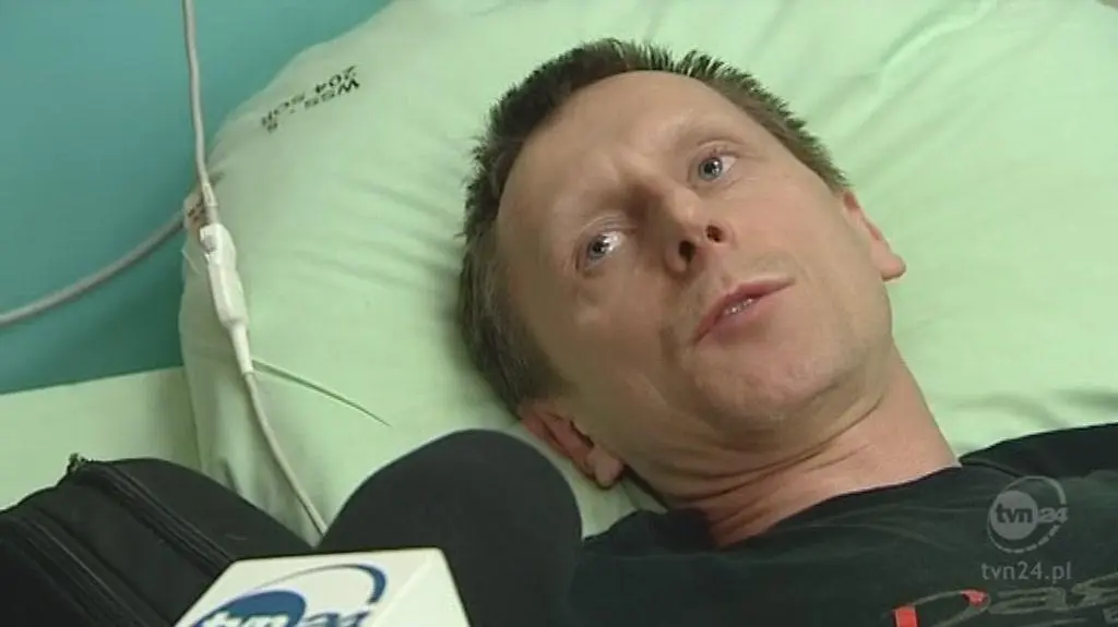 Piotr Sikora spędził godzinę zakleszczony między siedzeniami (TVN24)