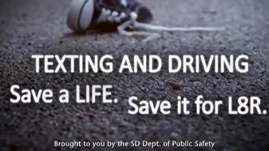 Pisanie esemesów w czasie kierowania samochodem może doprowadzić do tragedii 