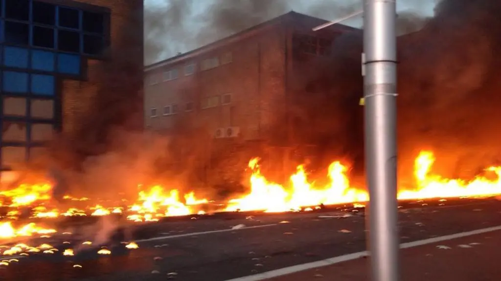 Płonące szczątki na ulicy