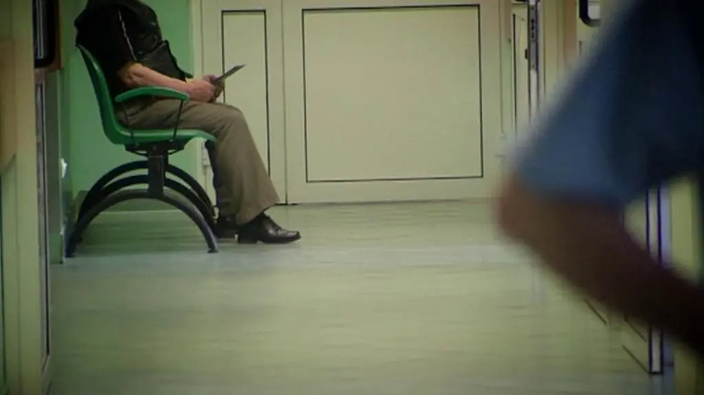 Po śmierci dwóch pacjentów, lekarz nadal pracuje