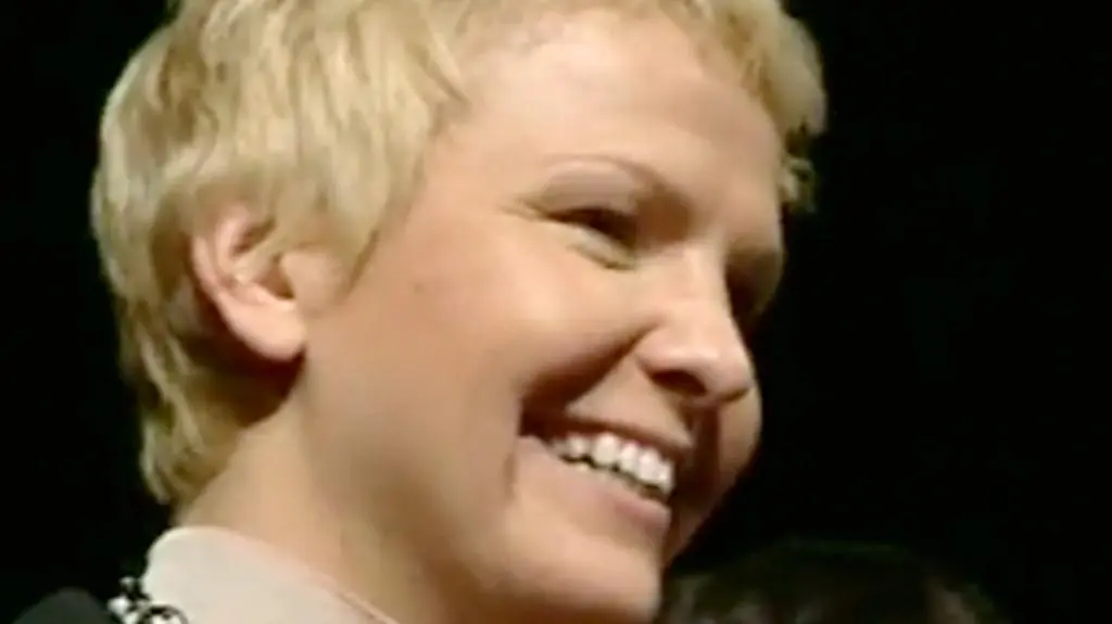 "Podniosła się z klęczek