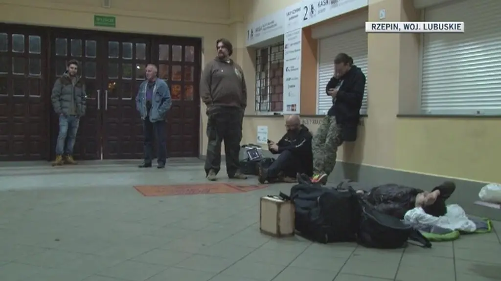 Podróżujący zmuszeni byli wysiąść z pociągu