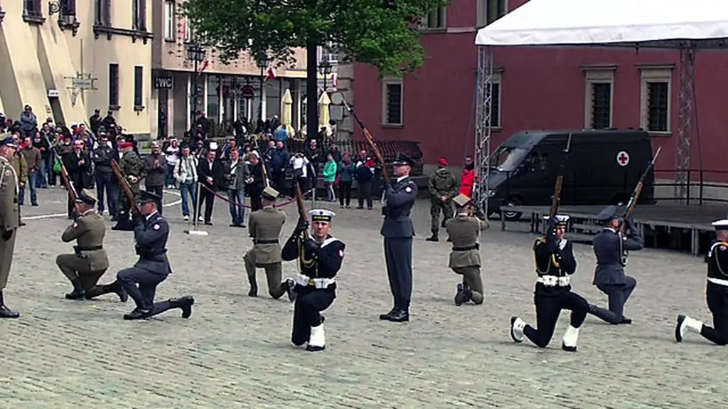 Pokazy i strzały na Dzień Flagi