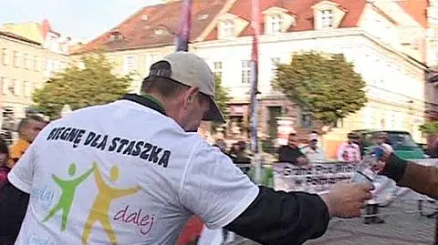 Pokonuje kilometry, aby dać siłę innym