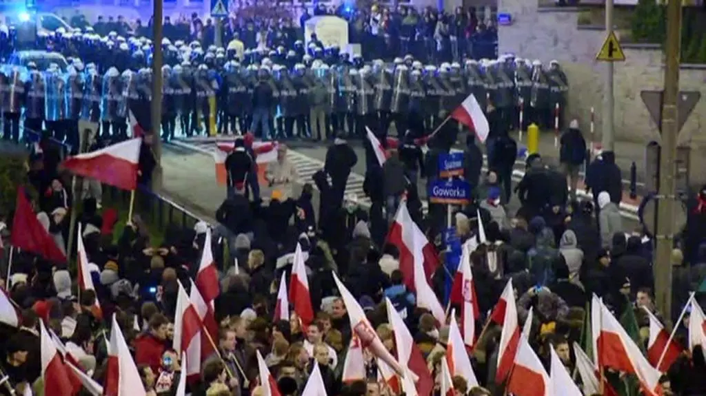 Policja apeluje do uczestników marszu o rozejście się