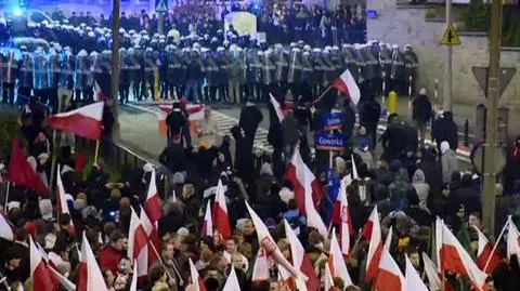 Policja apeluje do uczestników marszu o rozejście się