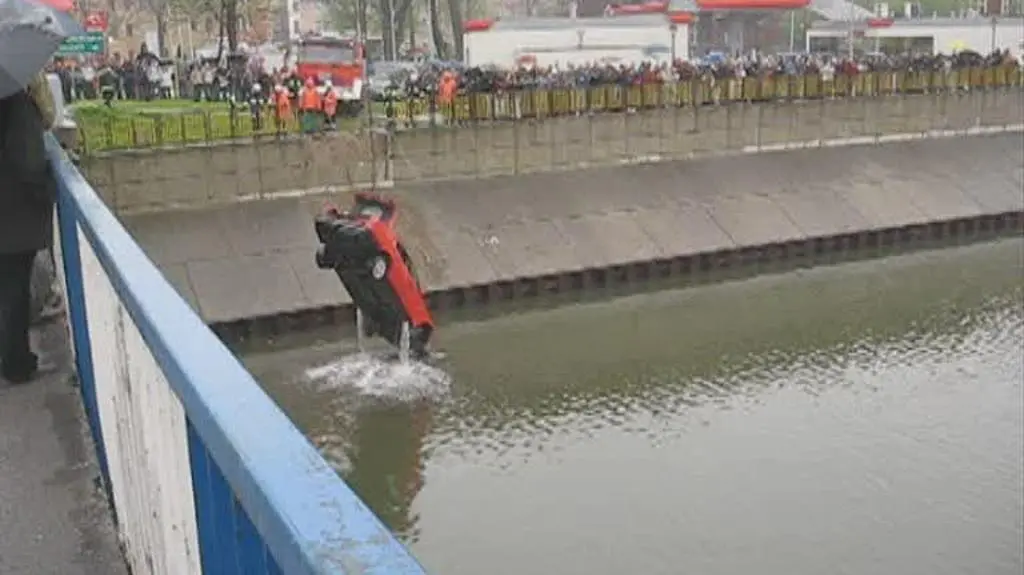 Policja rozpoczyna wyciąganie samochodu/Mario
