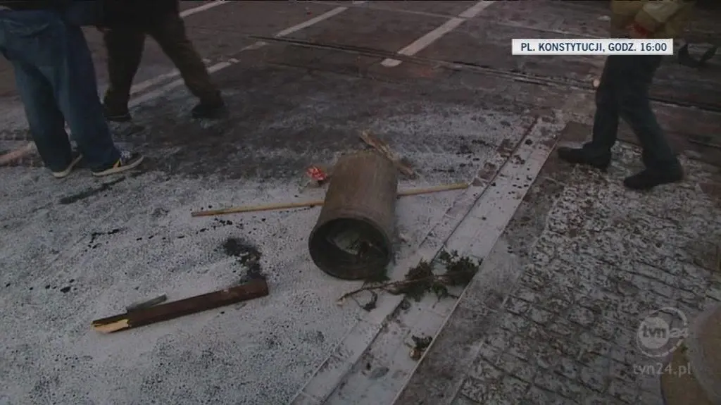 Policja starła się z chuliganami (TVN24)