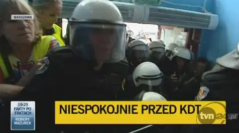 Policja szturmuje halę