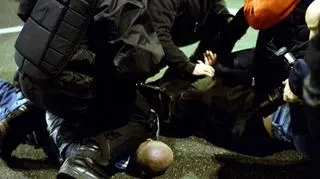 Policja zatrzymuje chuliganów, którzy zaatakowali funkcjonariuszy